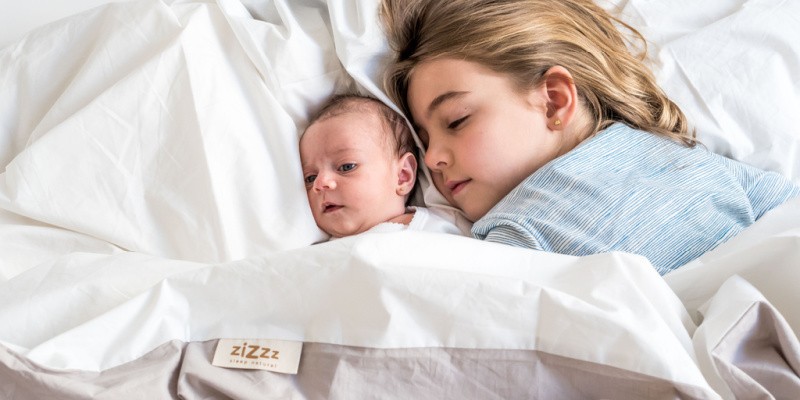 Mijn baby huilt 's nachts in zijn slaap - wij leggen uit waarom en wat je eraan kunt doen